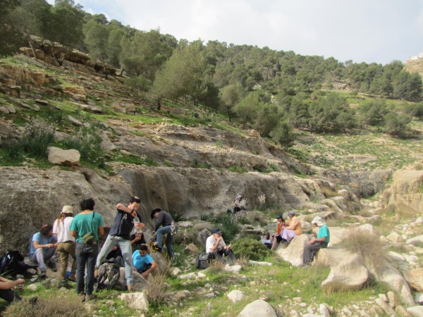 קבוצת נוער בהפסקה בוואדי